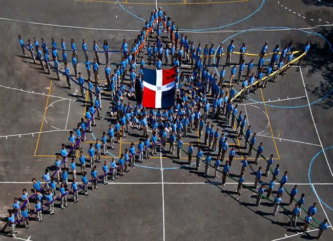 Equipo docente de nivel medio comparte experiencias y estrategias académicas